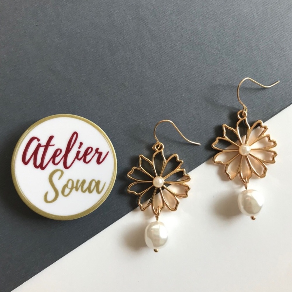 🌼 Gold-Tone Flower Earrings with Faux Pearls 🌼